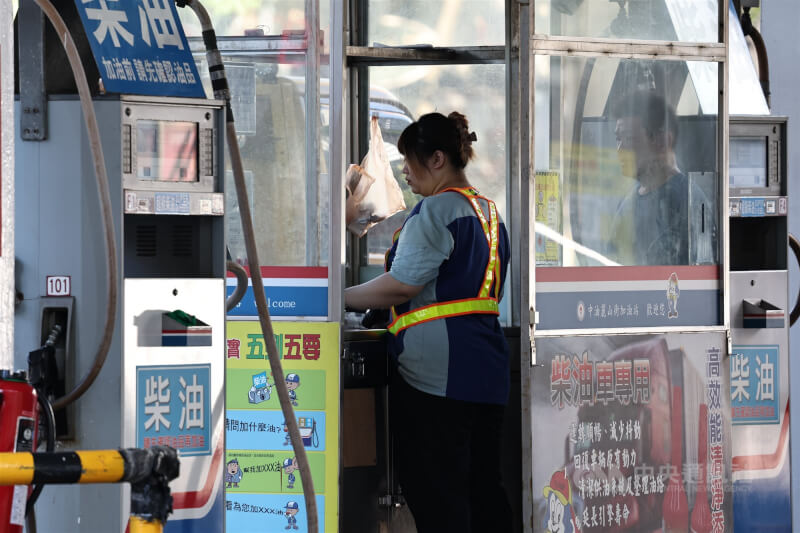 勞動部修改「勞工請假規則」，明定勞工1年內請病假合計未逾10天，雇主不得為不利處分，擬明年1月1日上路。圖為台北市內湖區加油站員工，與新聞事件無關。（中央社檔案照片）