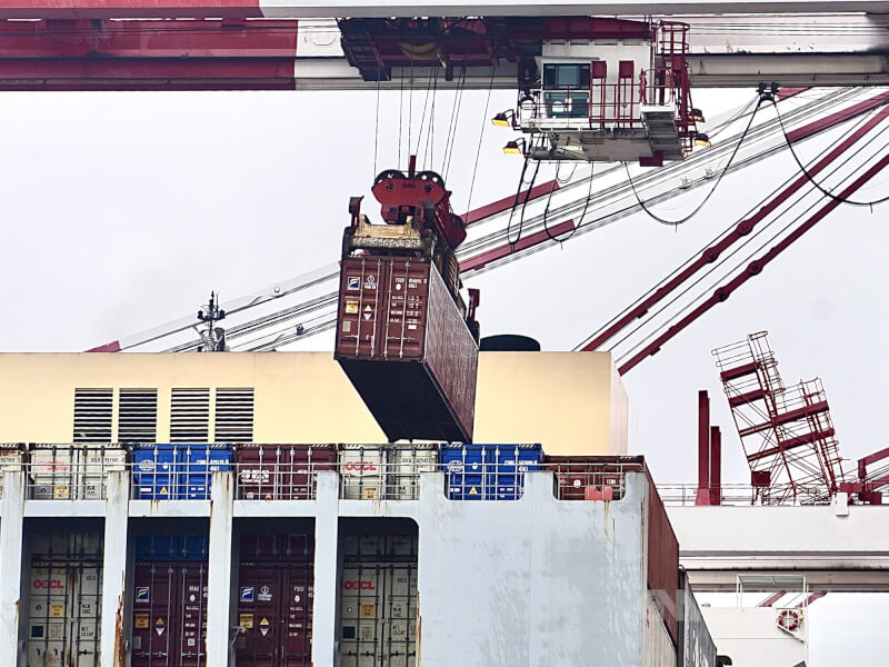 圖為停靠在高雄港區貨櫃輪進行裝卸貨櫃作業。（中央社檔案照片）