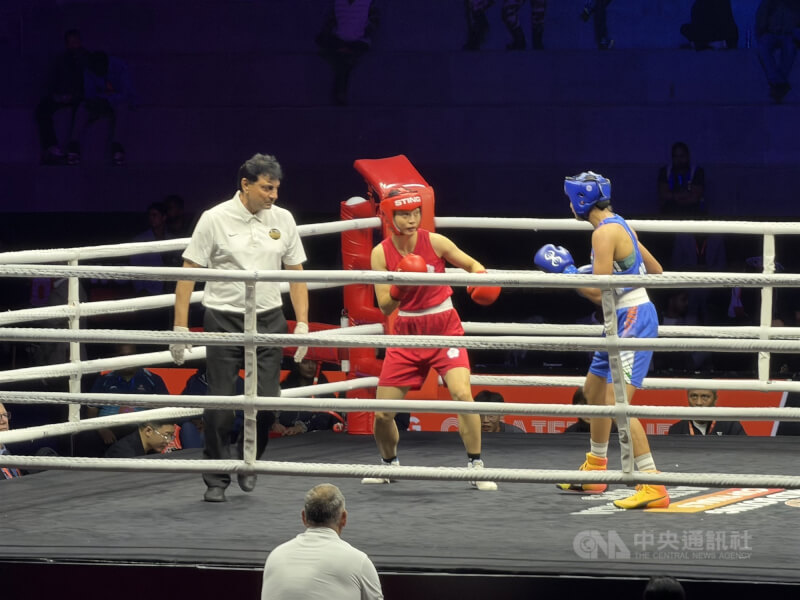 台灣拳擊女將吳詩儀（紅衣）20日在WB盃總決賽女子57公斤級冠軍戰落敗，為台灣帶回一面銀牌。中央社記者李晉緯大諾伊達攝　114年11月20日
