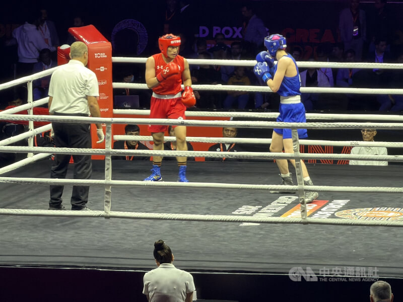 台灣女子拳擊好手陳念琴（紅衣）20日在WB盃總決賽女子65公斤級決賽獲勝，奪下金牌。中央社記者李晉緯大諾伊達攝　114年11月20日