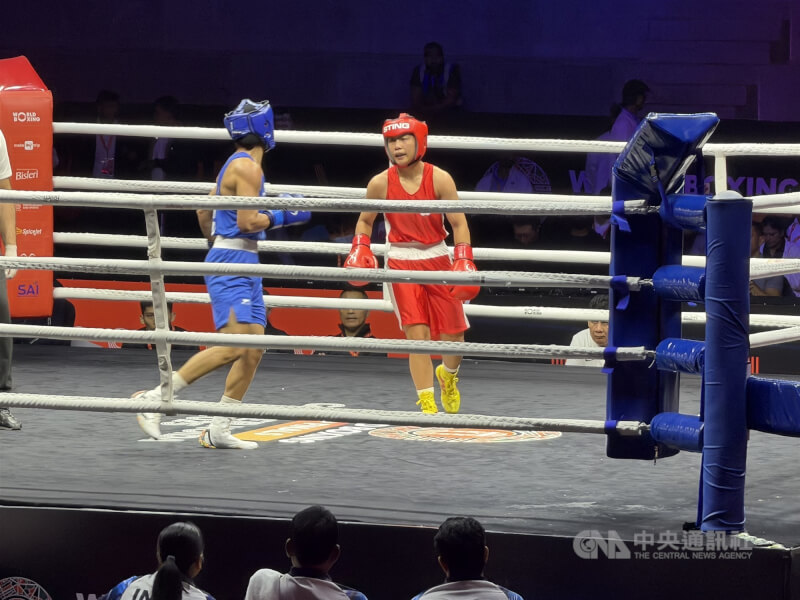 台灣拳擊小將郭怡萱（紅衣）20日在印度大諾伊達舉行的WB盃總決賽女子51公斤級冠軍戰，以0比5敗給地主好手薩瑞恩，但仍替台灣帶回一面銀牌。中央社記者李晉緯大諾伊達攝　114年11月20日