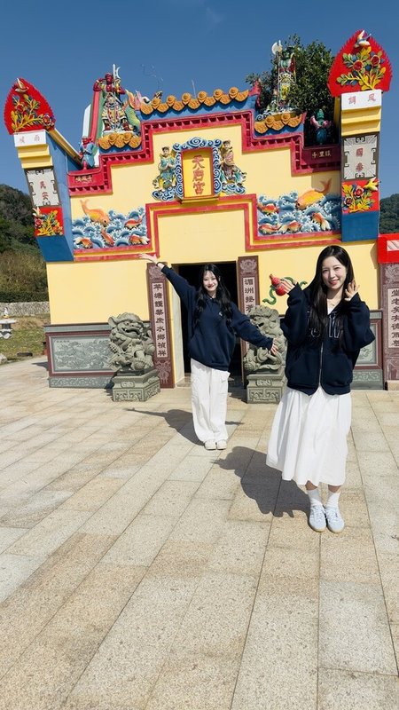 人氣韓籍啦啦隊女神李晧禎（前）與師妹鄭雪兒（後）應邀到馬祖進行深度旅遊體驗，走訪北竿坂里天后宮等多處景點，2人也在社群上與網友互動。（馬祖國家風景區管理處提供）中央社記者潘欣彤傳真　114年11月20日