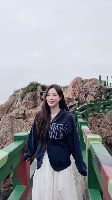 韓籍啦啦隊女神李晧禎（圖）受邀走訪馬祖，展開以徒步、在地美食、戰地風景為主題的旅遊體驗，參訪南竿鄉鐵堡等多處知名景點，體驗馬祖在地戰地風情。（馬祖國家風景區管理處提供）中央社記者潘欣彤傳真　114年11月20日