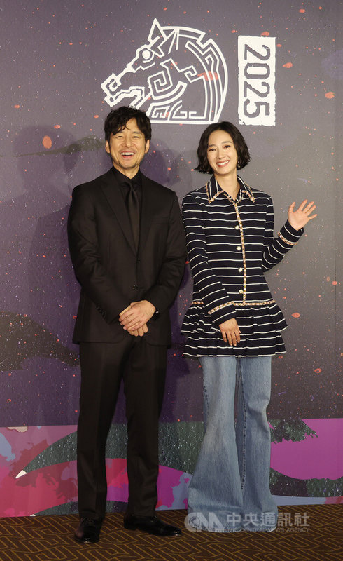 2025金馬影展閉幕片由日本金像獎影帝西島秀俊（左）與金馬影后桂綸鎂（右）攜手主演的電影「最親愛的陌生人」獲選，20日晚間2人合體亮相，開心出席場邊活動。中央社記者張新偉攝　114年11月20日