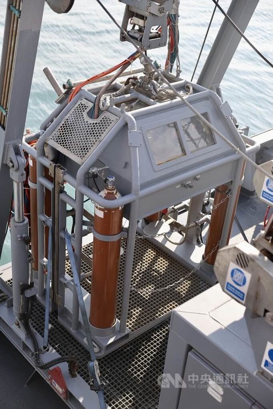 114年國防知性之旅22日將在高雄新濱營區登場,20日先開放媒體參觀預展,大武號救難艦屆時將開放民眾參觀走訪,艦上可協助國軍安全達成潛水任務的「潛水鐘」也公開展示。中央社記者王飛華攝 114年11月20日