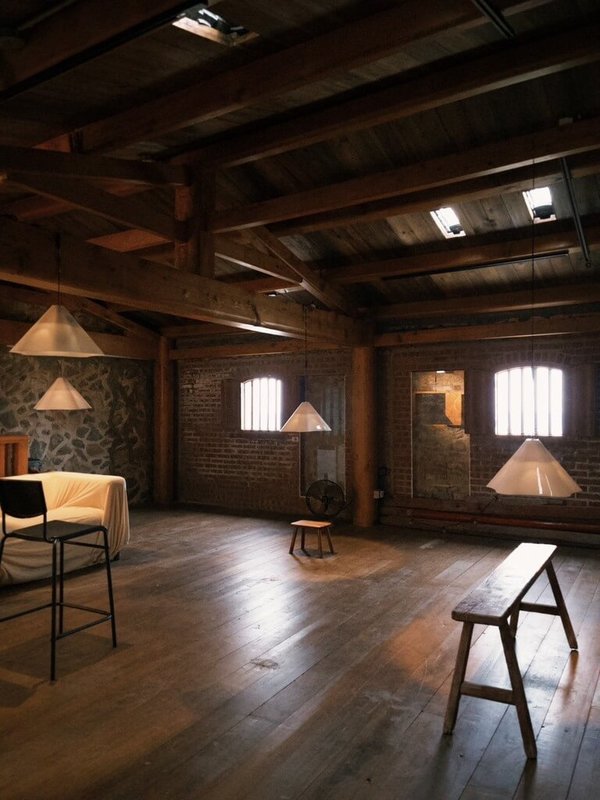 連江縣東引鄉公所舉辦藝術展「季.迴.星.響」,以燈火管制為核心意象,延續藝術島永久作品「群星」以8組星座神話為基礎,打造4座私密聆聽裝置,每座裝置各藏著2則神話,歡迎民眾參訪互動。(東引鄉公所提供)中央社記者潘欣彤傳真 114年11月20日