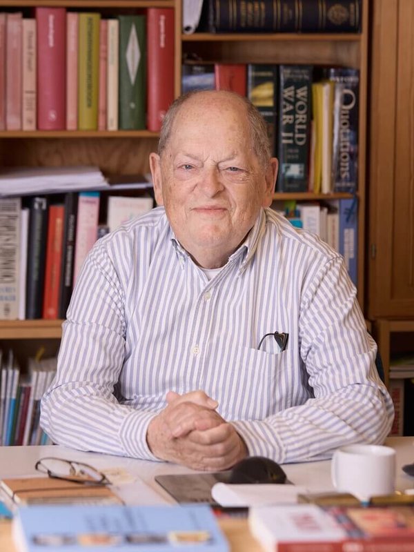 今年82歲的丹麥前國會議員費雪（Viggo Fischer）出版新書「對抗蚺蛇的台灣」（Taiwan Mod Kvaelerslangen），表達對台灣的堅定支持。（費雪提供）中央社記者辜泳秝傳真　114年11月20日