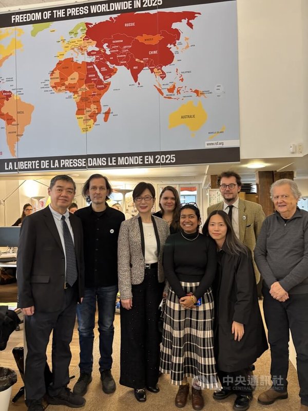 駐法國代表郝培芝（左3）19日參訪無國界記者組織（RSF）巴黎總部，RSF主席韓石（Pierre Haski，右1）、秘書長柏儒廷（Thibaut Bruttin，後右1）接待。中央社記者曾依璇巴黎攝　114年11月20日