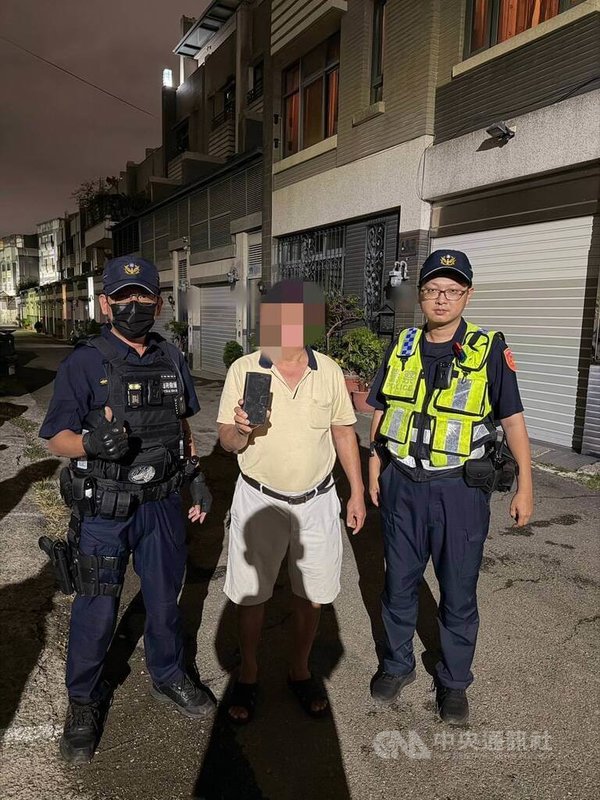 林姓男子（中）日前在台中某工地作業時不慎遺失手機，找了一整夜仍遍尋不著，經報案請求協助，警方靠著定位在10分鐘內尋獲，成功物歸原主。（翻攝照片）中央社記者蘇木春傳真　114年11月20日
