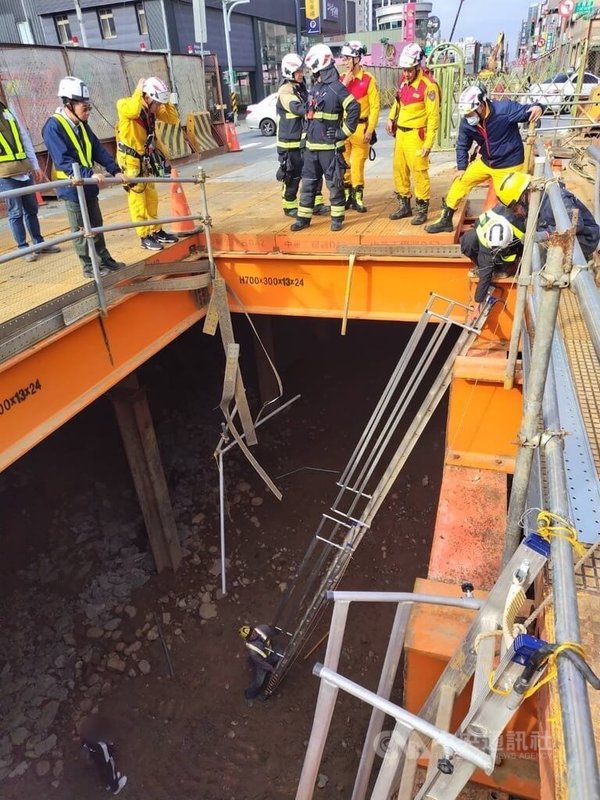 桃園市63歲廖姓女駕駛開車20日從介壽路二段賣場駛出車輛後,疑似因恍神、操作車輛不當,意外掉落深度約8公尺的捷運施工地內坑洞,所幸只有輕傷,消防員現場用梯子協助脫困。(翻攝照片)中央社記者葉臻傳真 114年11月20日