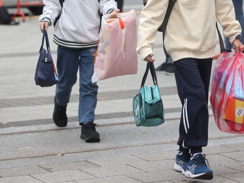 不明人士揚言在台北市、新北市校園放置炸彈，教育部表示，已請各校加強安全防護工作。圖為學童上學，人物與新聞事件無關。（中央社檔案照片）