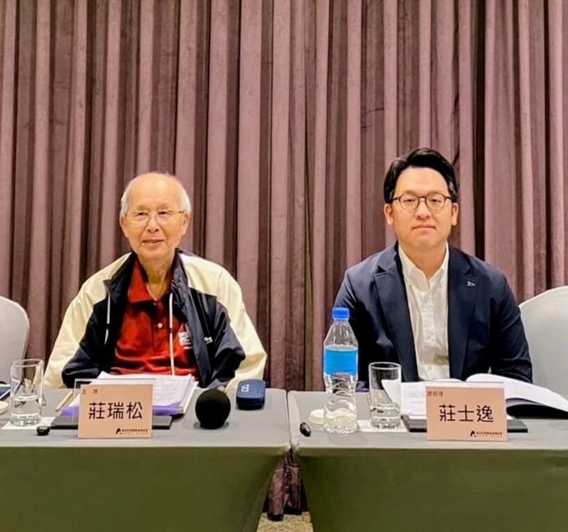 聯剛將於11月21日登錄興櫃交易，圖左為聯剛董事長莊瑞松，右為總經理莊士逸。（聯剛提供）中央社記者張建中傳真　114年11月20日