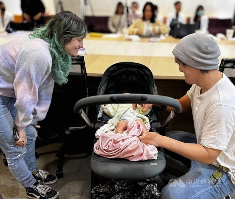 因罕見遺傳疾病EEC綜合症，李姓男子出生僅3根手指頭，飽受唇顎裂、泌尿道異常等所苦，接受超過50次手術。在北醫附醫協助下成功打破基因魔咒。李姓男子（右）20日和太太Liz（左）帶著奇蹟般降生的寶寶接受北醫附醫祝福，臉上藏不住心滿意足的笑容。中央社記者沈佩瑤攝　114年11月20日