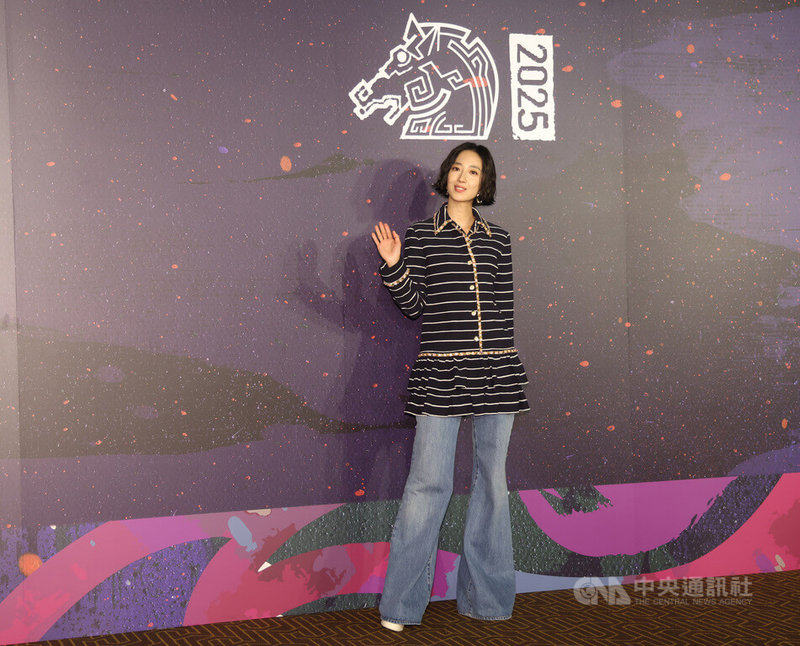 影后桂綸鎂(圖)主演電影「最親愛的陌生人」獲選為2025金馬影展閉幕片,20日晚間在台北放映,桂綸鎂也現身出席場邊與映後座談活動。中央社記者張新偉攝 114年11月20日