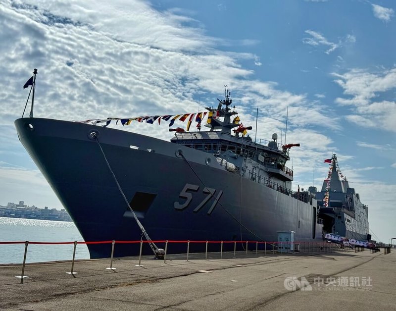 海軍司令部22日將在高雄新濱營區舉辦「民國114年國防知性之旅」,包含大武號救難艦(前)與玉山號船塢運輸艦艦都將開放民眾參觀。中央社記者王飛華攝 114年11月20日