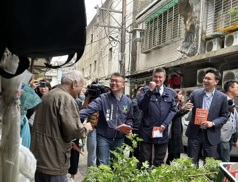 新版台灣全民安全指引19日起普發紙本，國安會副秘書長林飛帆（右1）21日與內政部次長馬士元（右2）等人在士林區後港里里長紀建漢（右3）陪同下，訪視指引發送情形。中央社記者賴于榛攝　114年11月21日