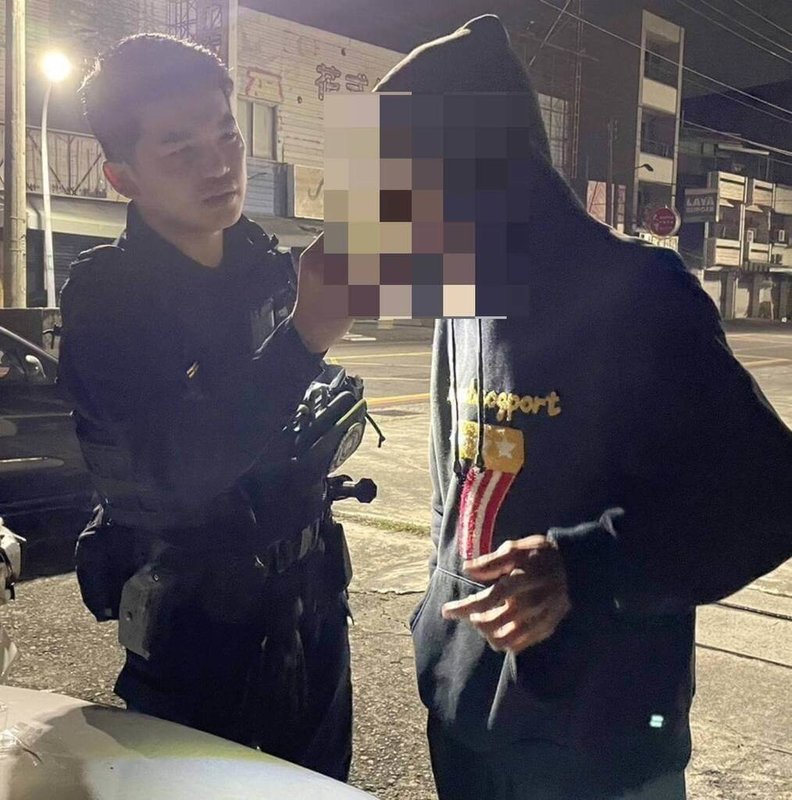 台南市李姓男子20日晚上毒駕，途經永康區違規遭員警攔查，唾液及尿液檢測出現毒品反應，警方更在車內查獲海洛因，訊後送辦。（台南市警局提供）中央社記者張榮祥台南傳真  114年11月21日