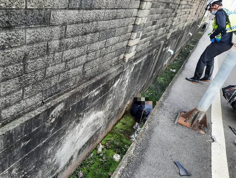 苗栗縣苑裡鎮一處無號誌路口21日上午發生機車碰撞事故，其中16歲無照騎車高中生摔落水溝（圖），意識昏迷；另名男性騎士疑似骨折。雙雙送醫救治。（民眾提供）中央社記者管瑞平傳真　114年11月21日