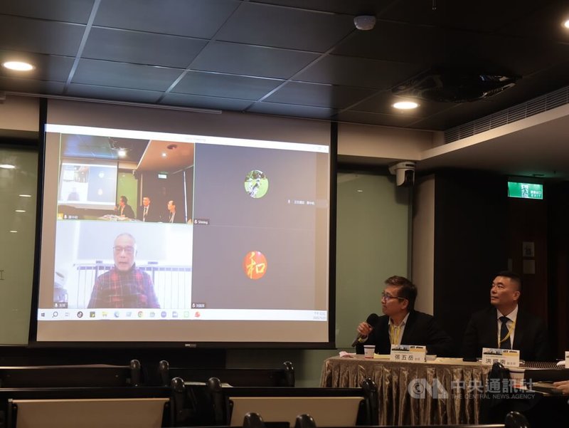 文化大學國家發展與中國大陸研究所21日在文化大學大新館舉辦「2025當代中國研究國際研討會－國際新秩序下的中國治理」，南京大學國際關係學院院長朱鋒（螢幕左下）透過視訊與會。淡江大學兩岸關係研究中心主任張五岳（左）擔任場次主持人、淡江大學兩岸關係研究中心副主任洪耀南（右）擔任評論人。中央社記者李雅雯攝 114年11月21日
