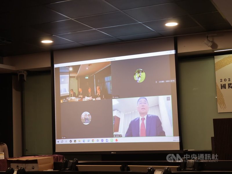 文化大學國家發展與中國大陸研究所21日在文化大學大新館舉辦「2025當代中國研究國際研討會-國際新秩序下的中國治理」,廈門大學兩岸關係和平發展協同創新中心主任劉國深(螢幕右下)透過視訊與會。中央社記者李雅雯攝 114年11月21日