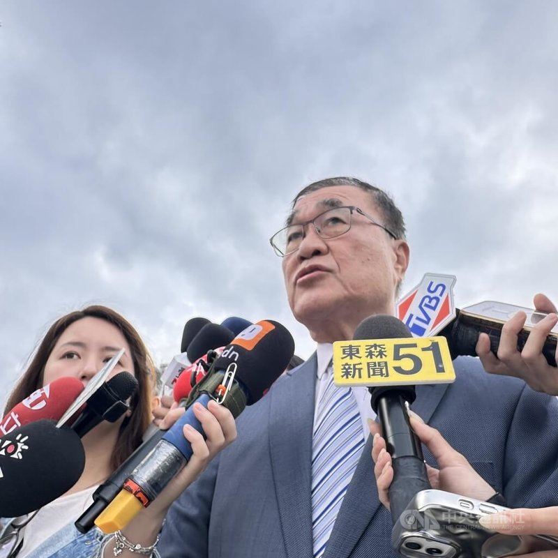 為讓輝達（NVIDIA）進駐北士科T17、T18基地，台北市副市長李四川（右）21日受訪表示，市府與新壽已就解約協議書取得共識，新壽大概下午會開臨時董事會、下週能簽協議，這件事應該會有好的結果。中央社記者劉建邦攝　114年11月21日