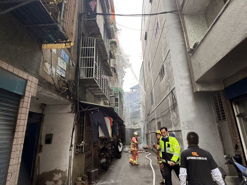 新北市新莊區中港路261巷民宅21日上午9時許發生火警。消防局說，現場是5樓鐵皮頂樓加蓋，屋內共2男2女皆已下樓，並控制火勢，無人受傷。（民眾提供）中央社記者黃旭昇新北傳真　114年11月21日