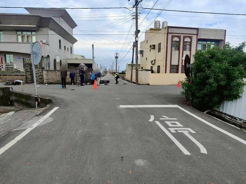 苗栗縣苑裡鎮田心七路與田心十六路交叉路口21日發生機車碰撞事故，2名騎士雙雙送醫。警方表示，該處為無號誌路口，但2人所騎乘車道分別劃有「停」、「慢」標字。（民眾提供）中央社記者管瑞平傳真　114年11月21日
