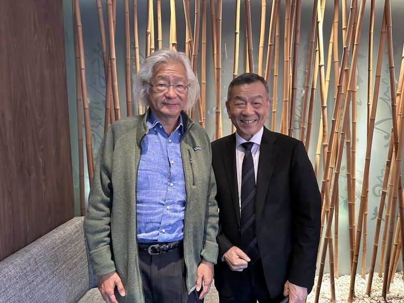 亞通利大能源21日表示，將於2026年及2027年爭取菲律賓Isabela省兩座太陽能發電廠的建造工程；透過孫公司於越南建造一艘全新電纜布設船預計明年第1季交船；左起亞通總經理龔誠山、董事長呂元瑞。（亞通提供）中央社記者潘智義傳真　114年11月21日