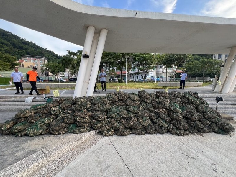 海巡署連江查緝隊9月於馬祖外海查獲本國籍「吉」字號漁船涉嫌自中國走私牡蠣，查扣425袋，重量為5147.8公斤的活體牡蠣，全案已依法起訴相關人員。（連江查緝隊提供）中央社記者潘欣彤傳真　114年11月21日