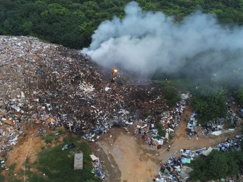 苗栗市西山垃圾掩埋場近年火警頻傳，苗栗縣長鍾東錦21日在議會表示，各鄉鎮垃圾掩埋場勢必要整改活化，苗栗市將優先推動，當務之急是先清理場內易燃廢棄物。（苗栗市公所提供）中央社記者管瑞平傳真　114年11月21日