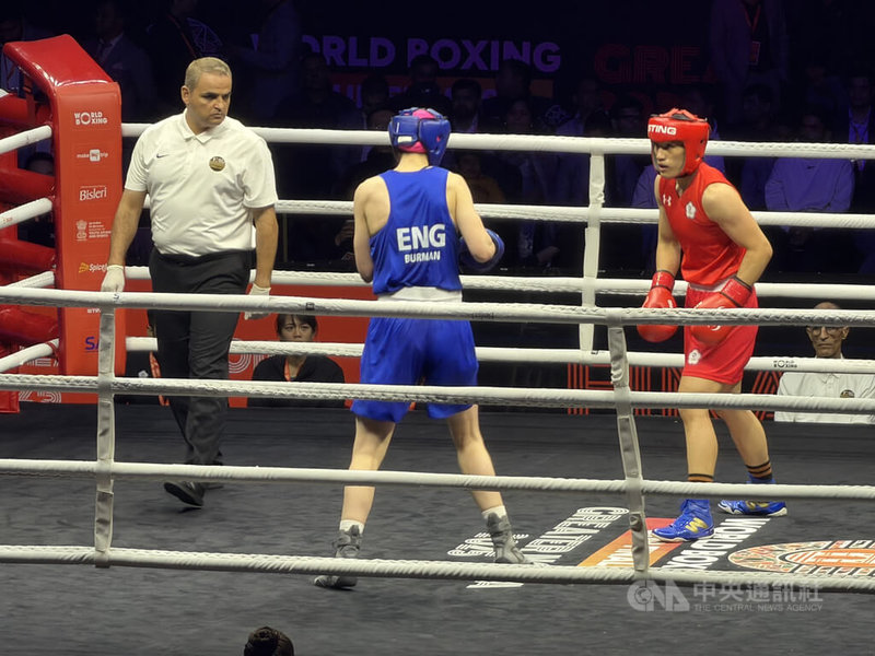台灣拳擊好手陳念琴（圖右）在WB盃總決賽冠軍戰力壓對手，奪下女子65公斤級金牌。中央社記者李晉緯大諾伊達攝　114年11月21日