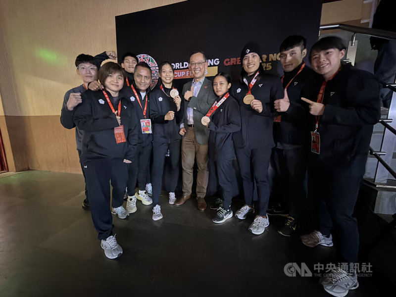 台灣拳擊好手陳念琴（右3）在WB盃總決賽奪得金牌，賽後她將榮耀歸功於團隊，也透露情蒐讓她摸清對手策略，成為摘下金牌的關鍵。中央社記者李晉緯大諾伊達攝　114年11月21日