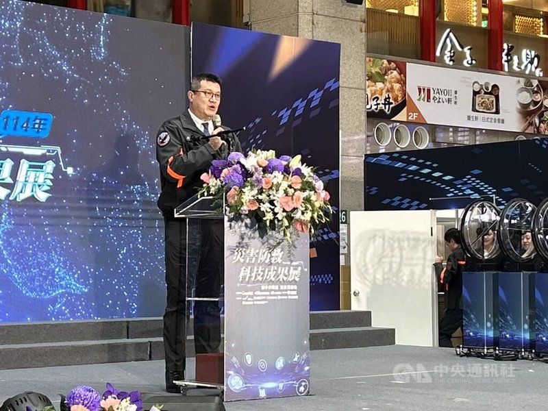 內政部消防署21日在台北車站舉辦「114年災害防救科技韌性成果展」，內政部次長馬士元出席開幕式致詞時指出，消防新科技的應用經驗，必須逐步導引至第一線的鄉鎮市區公所、民眾、志工等。中央社記者賴于榛攝　114年11月21日