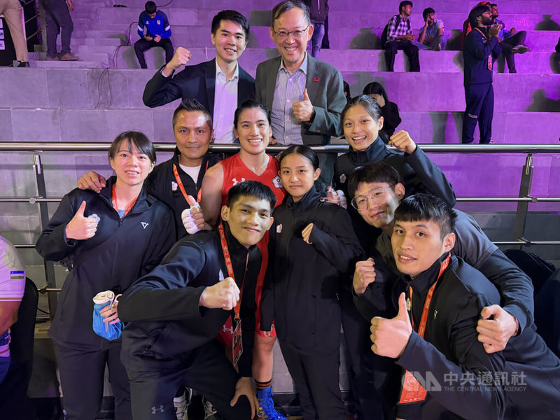 台灣拳擊教練柯文明（中排左2）率領郭怡萱、吳詩儀、陳念琴組成的「夠無情戰隊」，在各大拳賽屢創佳績。帶人帶心的他，將成功歸於團隊成員的付出。中央社記者李晉緯新德里攝　114年11月21日