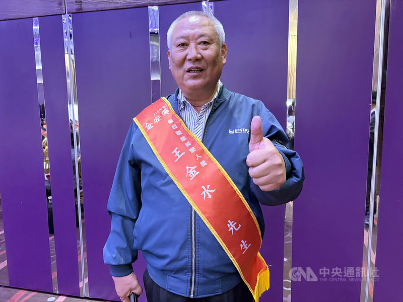 交通部21日舉行金安獎頒獎典禮，優良職業駕駛獲獎者王金水（圖）民國100年起擔任嘉義長庚醫院接駁車駕駛員，服務行動不便的長輩、身心障礙者上下車。中央社記者曹亞沿攝　114年11月21日