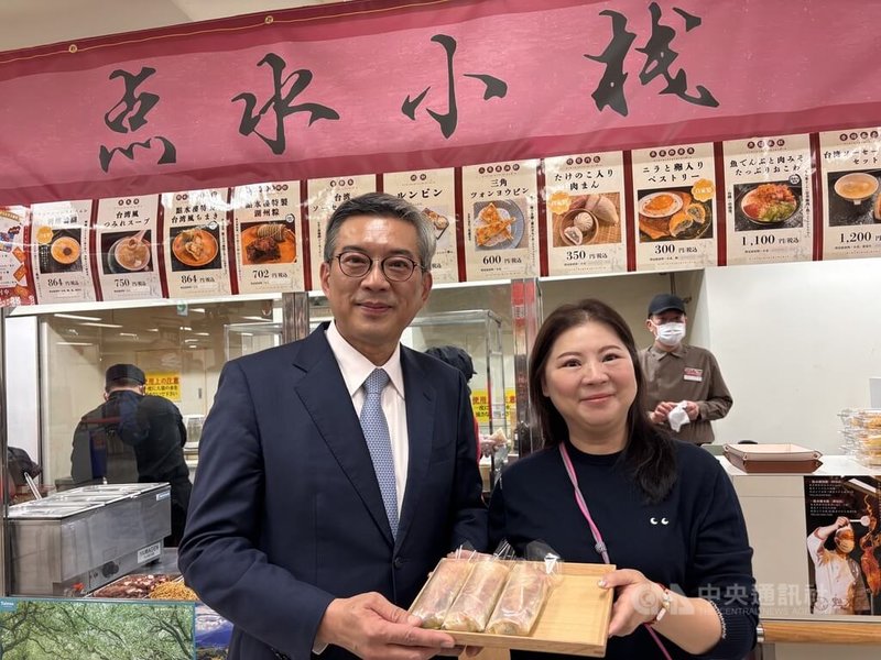 日本京王百貨店新宿店21日起舉辦「京王台灣夜市」，南僑集團點水樓旗下的點水小棧推出在日本少見的潤餅，令到場的駐日副代表周學佑（左）眼睛一亮。中央社記者戴雅真東京攝 114年11月21日