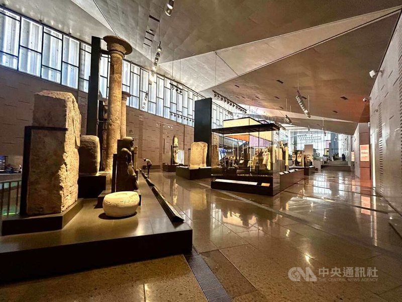 埃及政府積極推動旅遊業，目標在2030年前突破一年3000萬旅客。大埃及博物館於今年11月1日正式開幕後，埃及預計全球前來觀光的旅客將激增。圖為大埃及博物館12分區主展廳一角。中央社記者施婉清開羅攝　114年11月21日