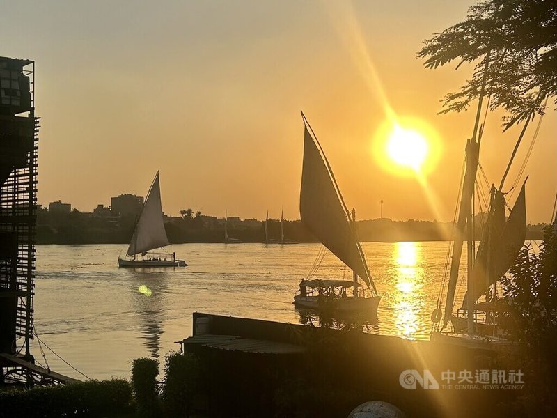 埃及是觀光大國，2024年入境旅客達1570萬人次。在尼羅河上乘坐人力風帆船遊覽河畔風光，是其中一項熱門旅遊活動。中央社記者施婉清開羅攝  114年11月21日