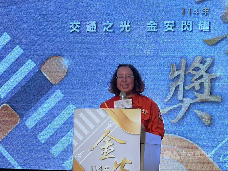 交通部21日舉辦金安獎頒獎記者會，獲獎的義交鄭月琴（圖）在新光三越中港店氣爆案冷靜應變，1分鐘內調度4人指揮交通，後續更在群組內號召20多名義交陸續加入，為救災人員爭取黃金時間。中央社記者黃巧雯攝　114年11月21日