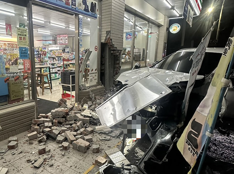 1輛自小客車駕駛20日晚間行經彰化縣埔心鄉員鹿路一段，疑跨越雙黃線超車後連環撞，直到撞上超商外牆才停下，造成行人受傷送醫，確切肇因待釐清。（民眾提供）中央社記者鄭維真傳真　114年11月21日