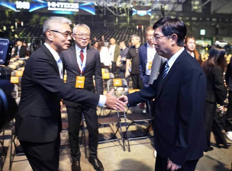 統包工程承攬商中鼎集團21日宣布，將與鴻海攜手推動「TEEMA科學園區」海外開發計畫。圖為中鼎董事長楊宗興（左）、鴻海董事長劉揚偉（右）。（中鼎提供）中央社記者潘智義傳真　114年11月21日