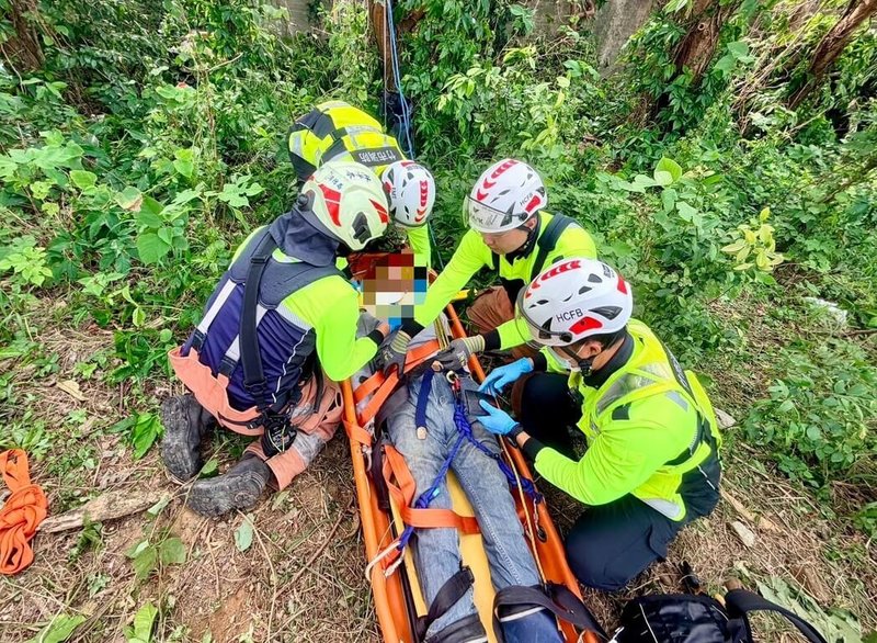 新竹市一名男性工人21日中午工作時不慎失足滑落約10公尺深山坡，警消獲報馳援，透過架梯和繩索系統順利將擦傷、胸痛的傷者救出送醫。（新竹市消防局提供）中央社記者魯鋼駿傳真　114年11月21日