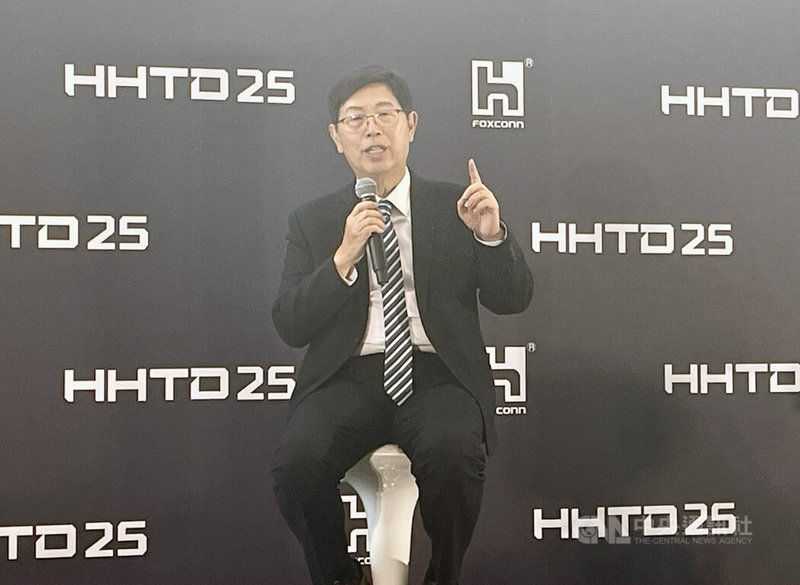 鴻海科技日21日起登場，董事長劉揚偉（圖）在下午記者會證實，鴻海與OpenAI合作在美國打造下一代人工智慧（AI）基礎設施硬體，初步先在美國加州聖荷西研發，可能在俄亥俄州生產。中央社記者鍾榮峰攝　114年11月21日