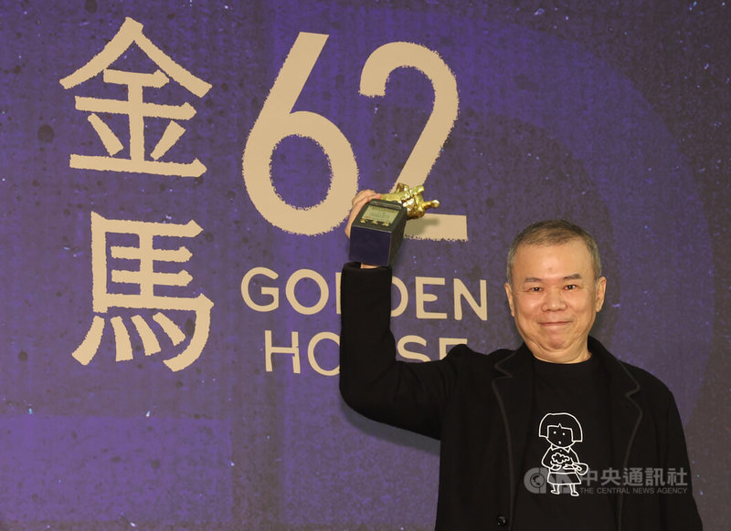 第62屆金馬獎頒獎典禮將在台北流行音樂中心登場，金馬執委會21日舉辦入圍午宴，率先頒發本屆觀眾票選最佳影片，由陳玉勳（圖）執導的「大濛」獲得。中央社記者張新偉攝　114年11月21日