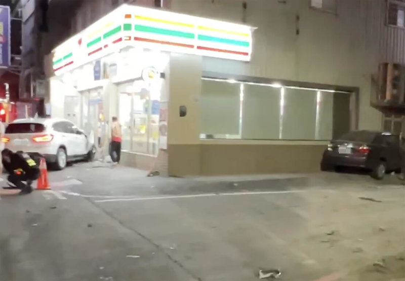 彰化縣埔心鄉20日晚間9時許發生4輛自小客車事故，波及1名路人，導致路人頭部等處撕裂傷，意識不清送醫急救，其中3名駕駛意識清楚受傷送醫，詳細肇事原因待釐清。（民眾提供）中央社記者鄭維真傳真　114年11月20日