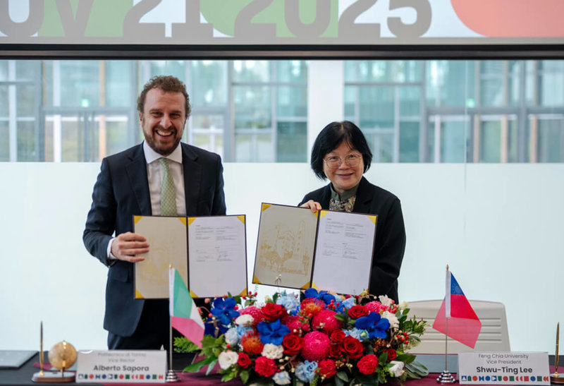 逢甲大學21日與義大利杜林理工大學（POLITO）等4所義大利學校簽署合作備忘錄（MOU），由逢甲大學副校長黎淑婷（右）代表與杜林理工大學簽約。（逢甲大學提供）中央社記者趙麗妍傳真　114年11月21日