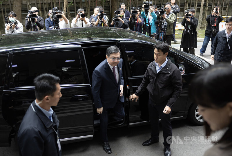 行政院長卓榮泰（前左2）21日上午赴立法院施政報告並列席備詢，會前接受媒體聯訪，回應有關財劃法修法等議題。中央社記者趙世勳攝　114年11月21日