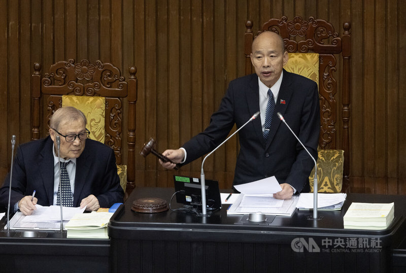 立法院21日下午繼續召開院會，處理地方制度法部分條文修正草案，刪除直轄市人口超過250萬才能增設第3名副市長的規定，立法院長韓國瑜（右）敲槌宣布法案三讀通過。中央社記者趙世勳攝　114年11月21日