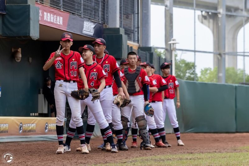 黑豹旗青棒賽金門農工闖進16強寫下隊史新猷，教練黃國偉表示，金門教練不足、球員外流是問題，但這次的好成績，相信提供金門球員不同想法和選擇。圖為金門農工14日出賽畫面。（展逸提供）中央社記者謝靜雯傳真　114年11月21日