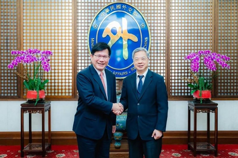 外交部長林佳龍（左）與經濟部長龔明鑫（右）21日舉行雙部長會議。（外交部提供）中央社記者吳書緯傳真 114年11月21日